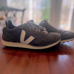 Veja Rio Branco Navy size UK 39/ US 8